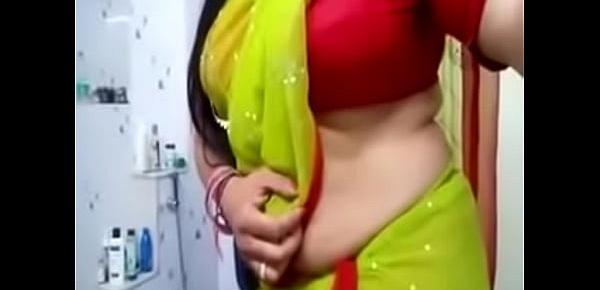  Desi bhabhi hot side boobs and tummy view in blouse for boyfriend